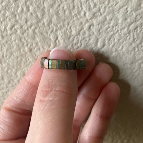 Elegant Handmade Iridescent Green Tila Bead Ring - Picture 3 of 10